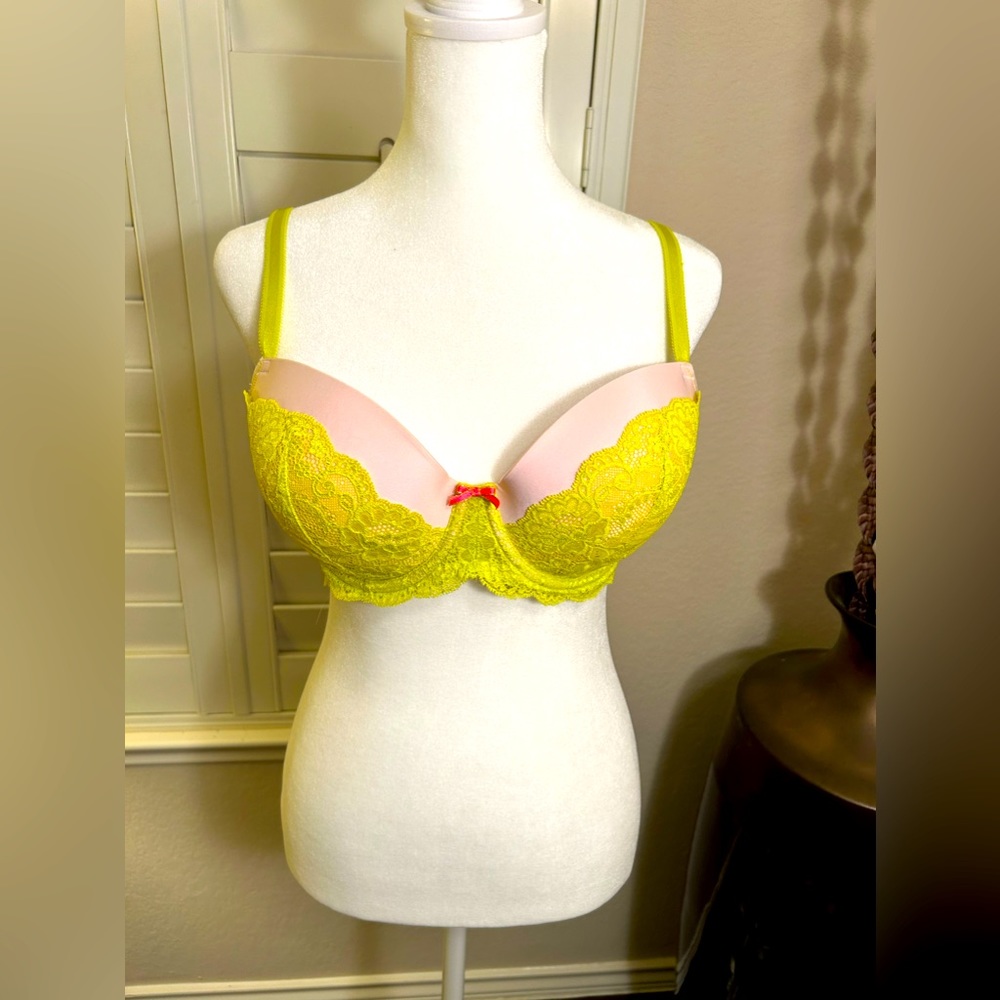 Victoria’s Secret Bra light pink with lime laces